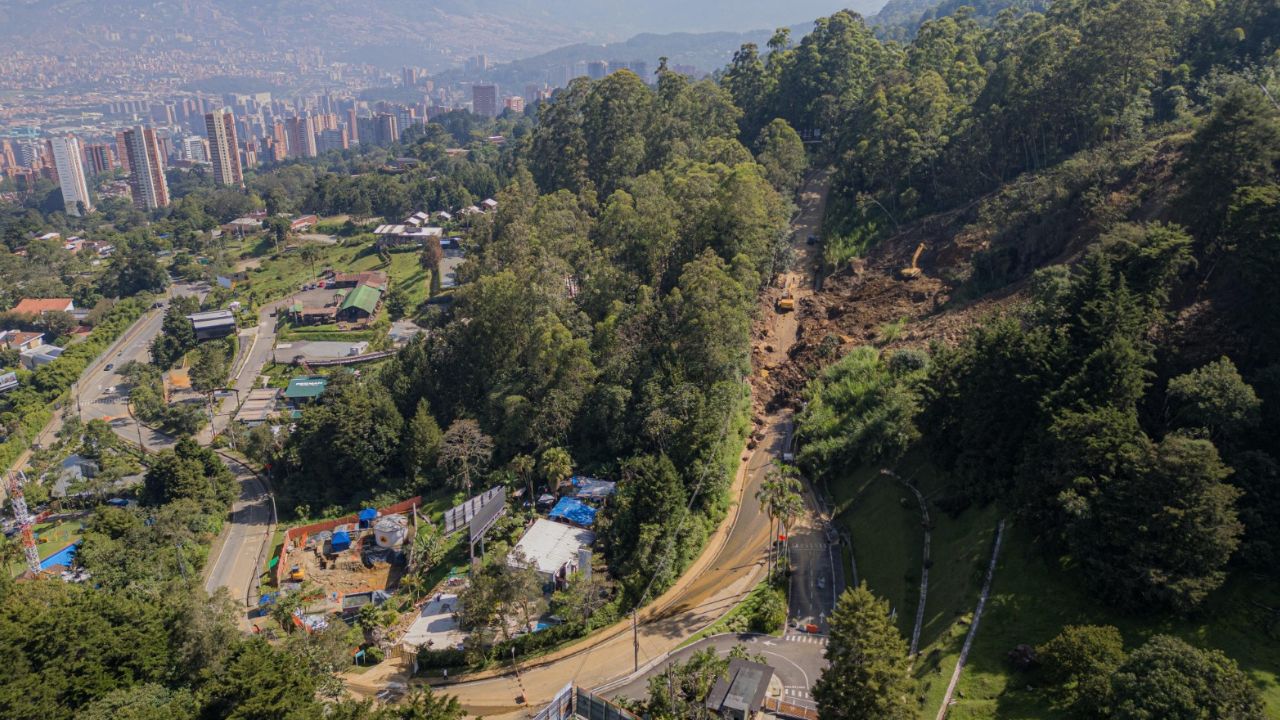 Con apoyo del sector privado y maquinaria pesada, la Alcaldía de Medellín avanza para habilitar vía en la Loma de Los Balsos