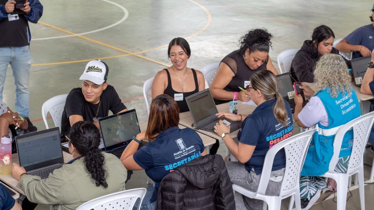 Jóvenes de Medellín avanzan hacia la legalidad con apoyo del programa Parceros
