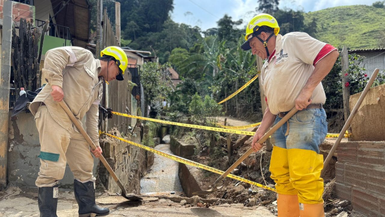 Medellín fortalece la seguridad hídrica con masiva limpieza de quebradas