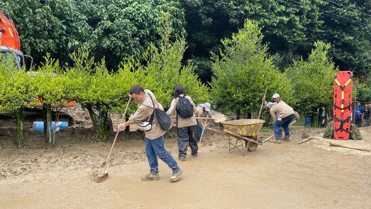 Medellín fortalece la seguridad hídrica con masiva limpieza de quebradas