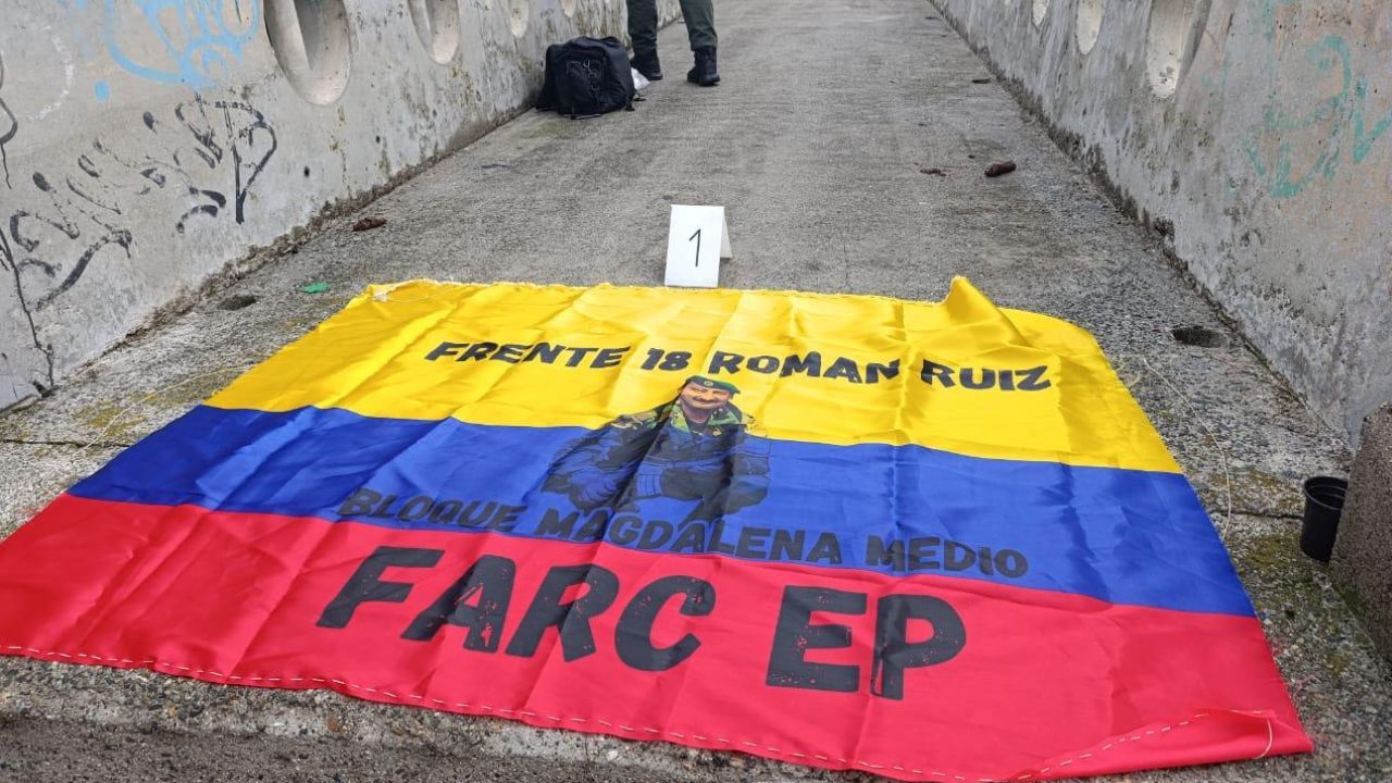 Bandera de disidencias de las Farc apareció en puente peatonal en la calle Colombia