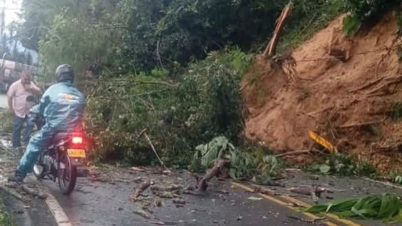 Imagen que circula en redes sociales del derrumbe que afecta la vía hacia el suroeste