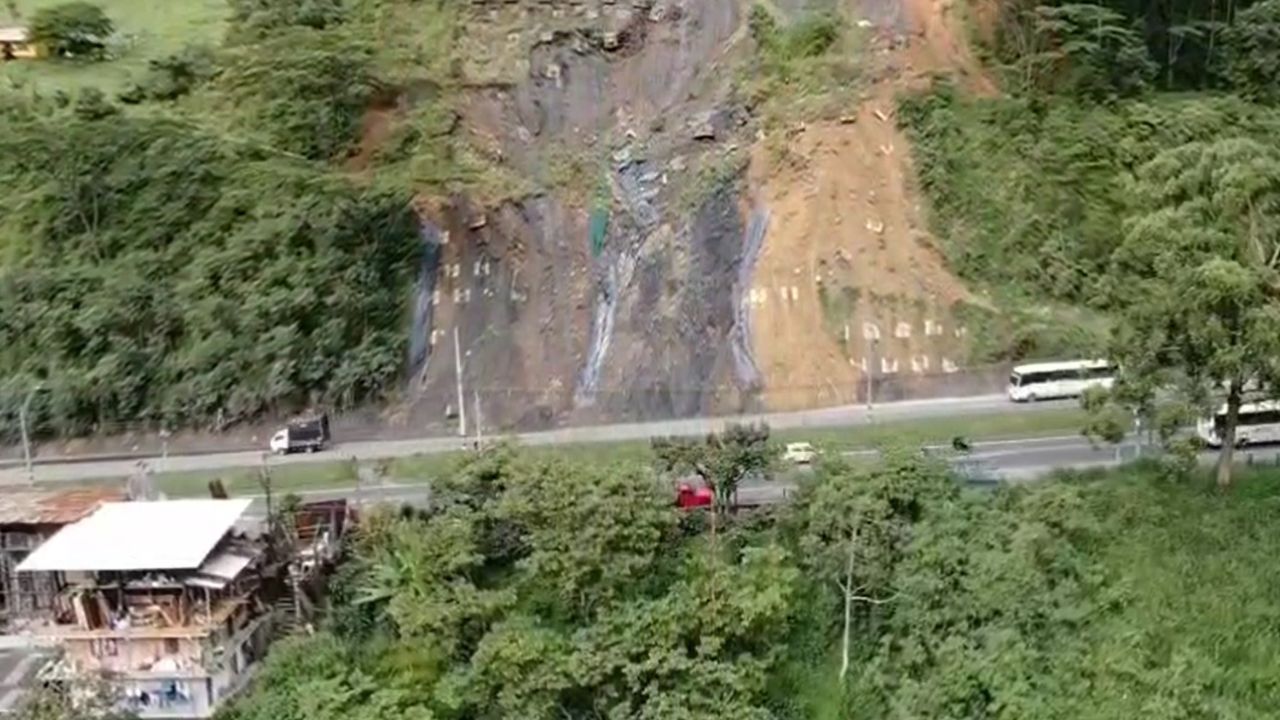 Reiteran la alerta máxima por amenaza de deslizamiento en la variante a Caldas y solicitan la evacuación