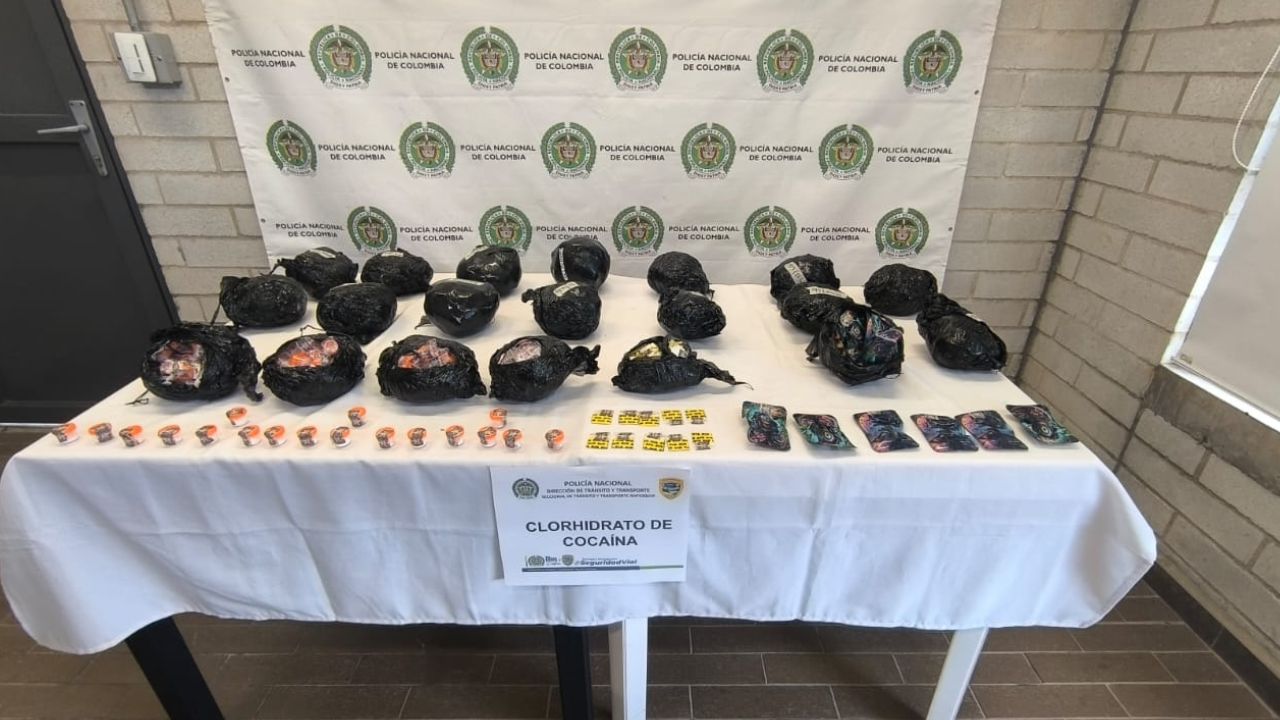 La 'vuelta' que salió mal: cae hombre que llevaba más de mil gramos de droga escondida en un carro