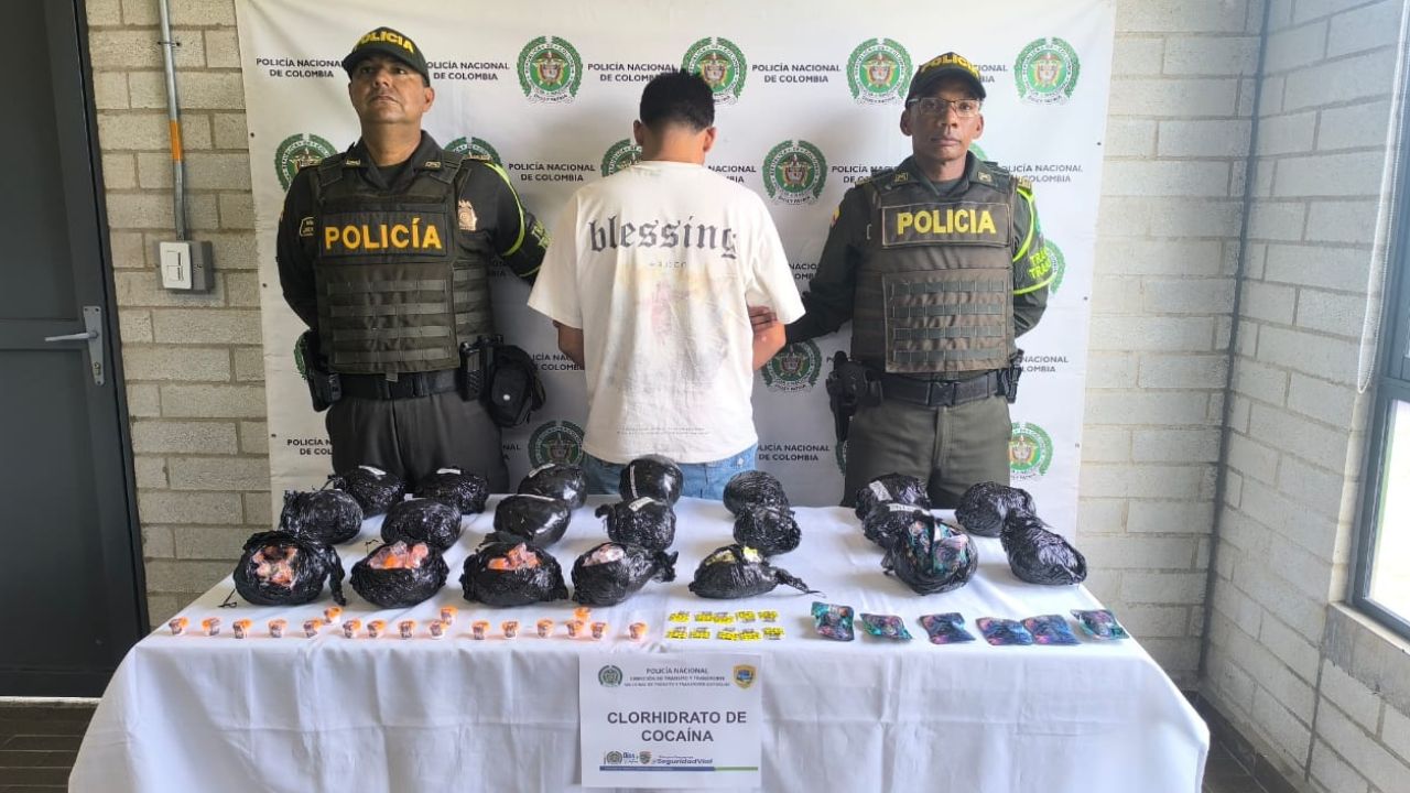 La 'vuelta' que salió mal: cae hombre que llevaba más de mil gramos de droga escondida en un carro