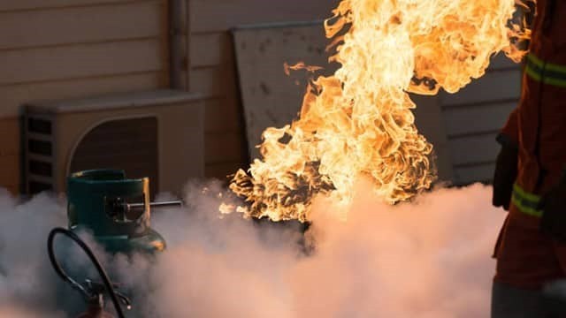 Los elementos de gas deben ser manipuldos por personal certificado