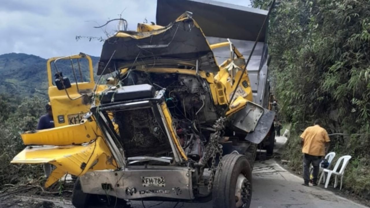 Hallaron el cuerpo del padre que cayó con su hijo a un abismo en una volqueta