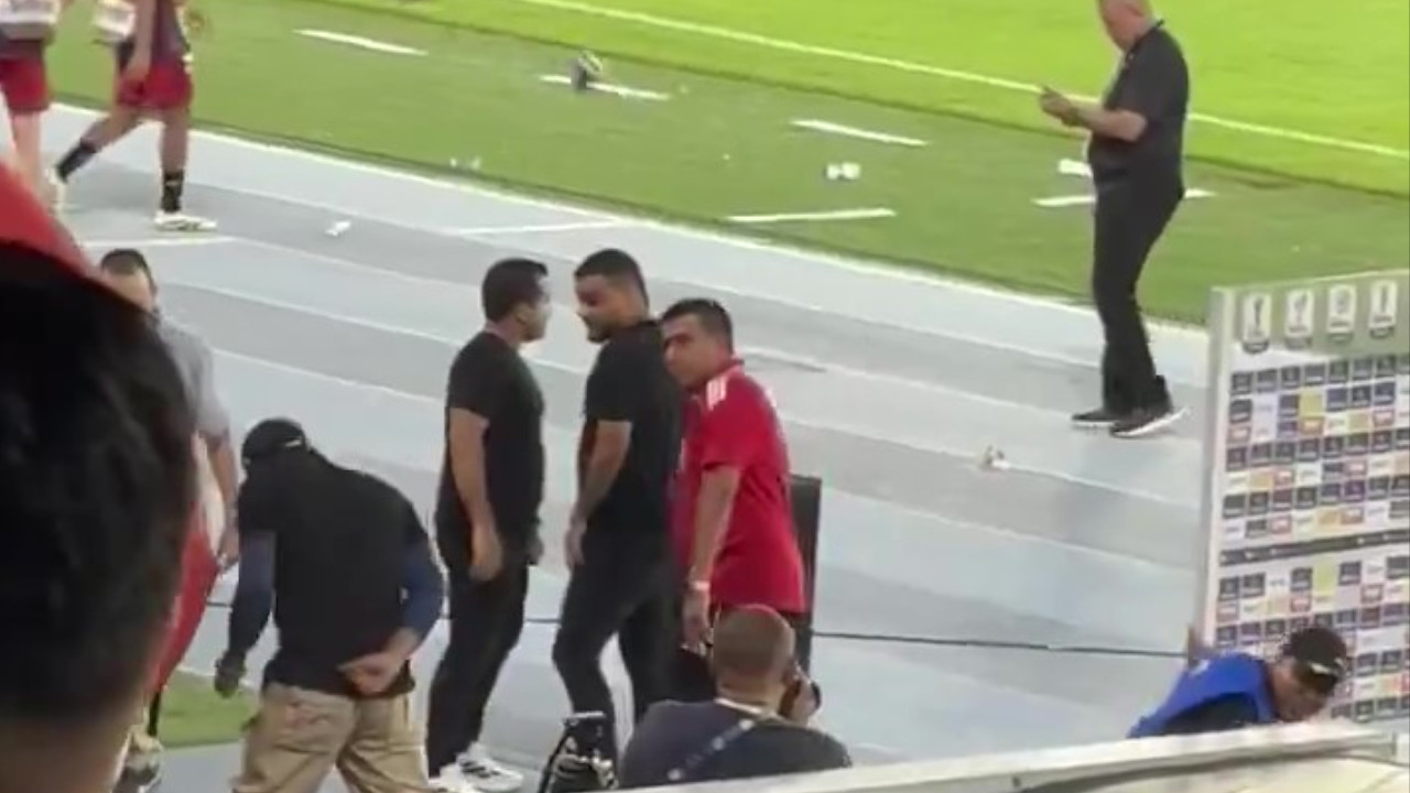 ¡No lo quieren ni un poquito! Con insultos y lluvia de cosas echaron a Farías del Metropolitano