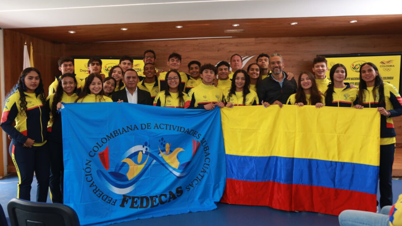 La Selección Juvenil de Natación con Aletas recibió la bandera colombiana