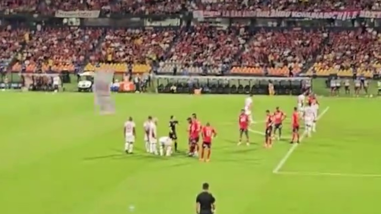 ¡Llovió plata en el Atanasio! Hinchas del DIM le lanzaron billetes a Juanfer Quintero