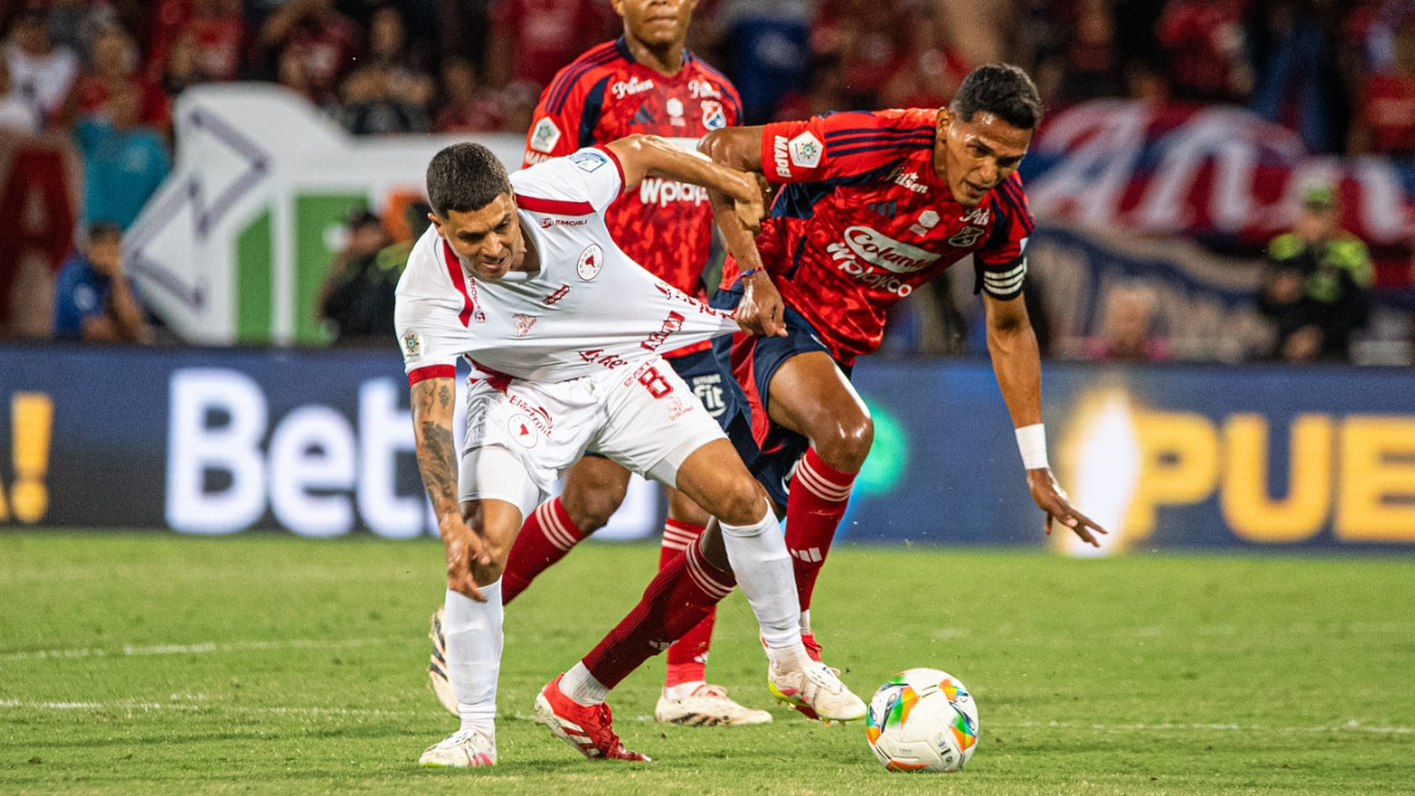 América y la Federación: ¿Izquierda o derecha? Polémica por la rodilla de Juanfer Quintero