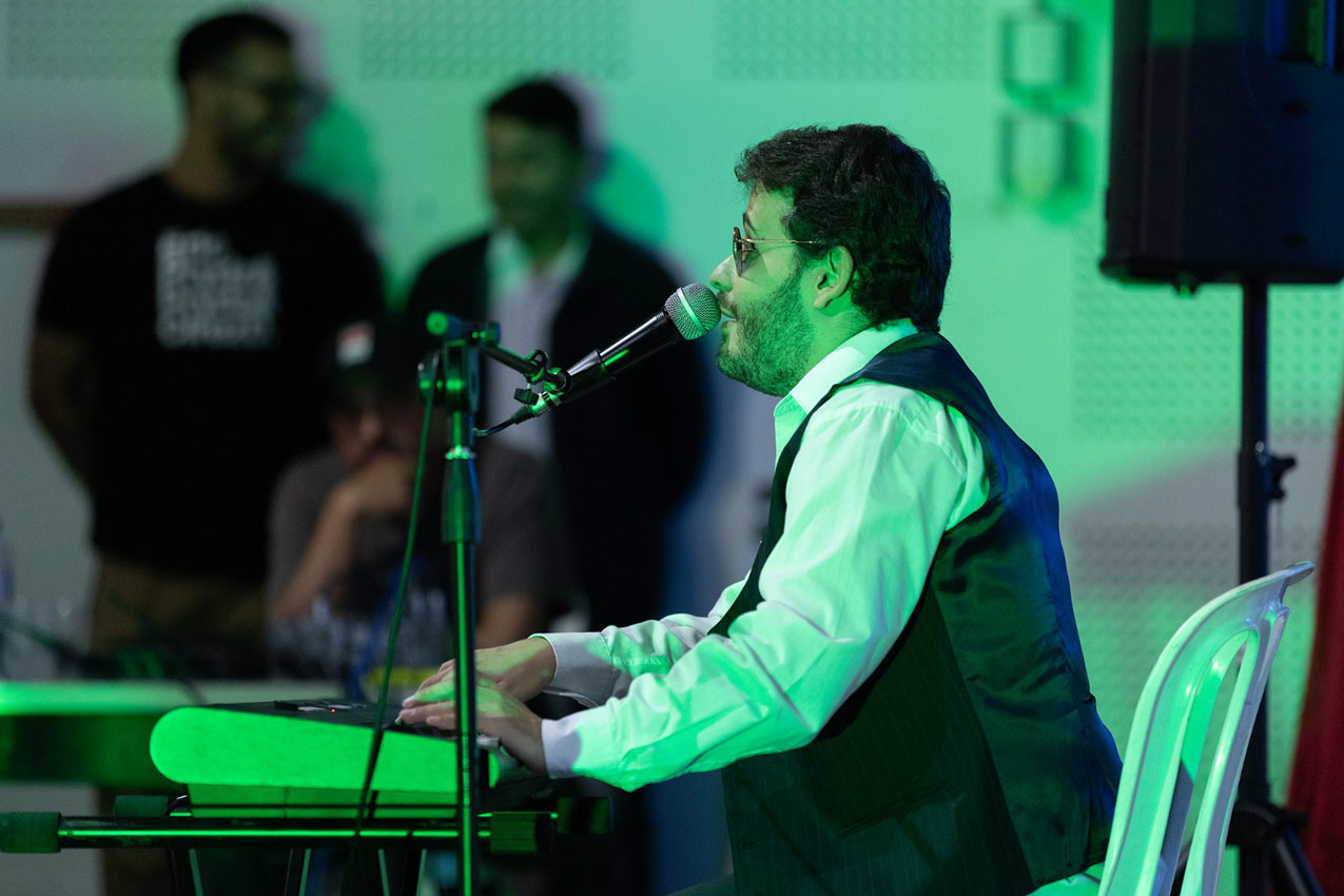 ¡Inspirador! Músico invidente la rompe en laboratorio musical de Medellín