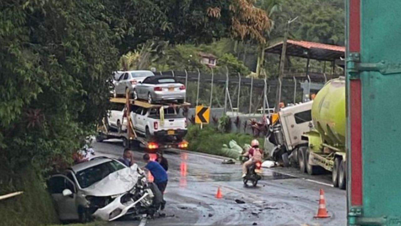 Aparatoso accidente entre camión y carro en la autopista Medellín-Bogotá hacia San Francisco