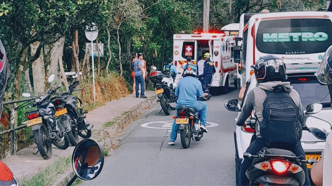 ¡Se fue de frente! Adulto mayor se cayó en un bus por frenón en Itagüí