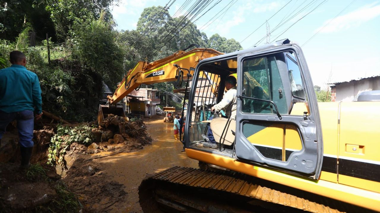 Medellín moviliza 400 servidores para atención y recuperación de Santo Domingo Savio tras la emergencia