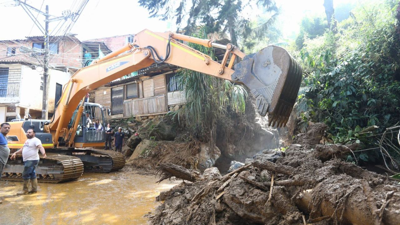 Medellín moviliza 400 servidores para atención y recuperación de Santo Domingo Savio tras la emergencia