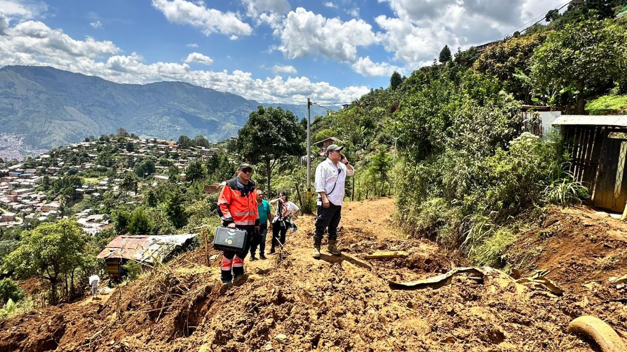Medellín moviliza 400 servidores para atención y recuperación de Santo Domingo Savio tras la emergencia