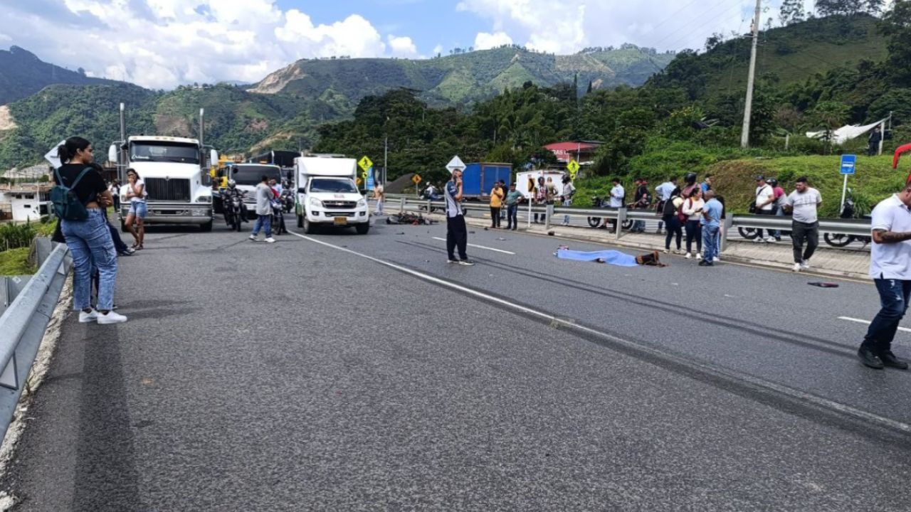 Cerrada la vía Medellín - Amagá por accidente que dejó un motociclista muerto