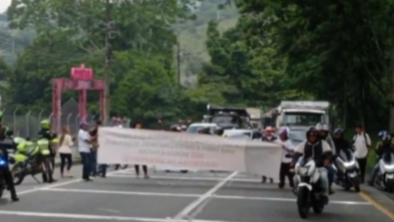 Al menos seis personas bloquean la vía Medellín-Costa Atlántica, generando gran trancón