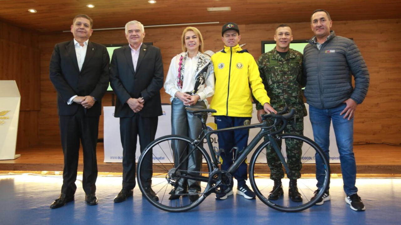 ¡Pensando en la Vuelta a Colombia! La Federación Deportiva Militar recibió implementación deportiva de ciclismo