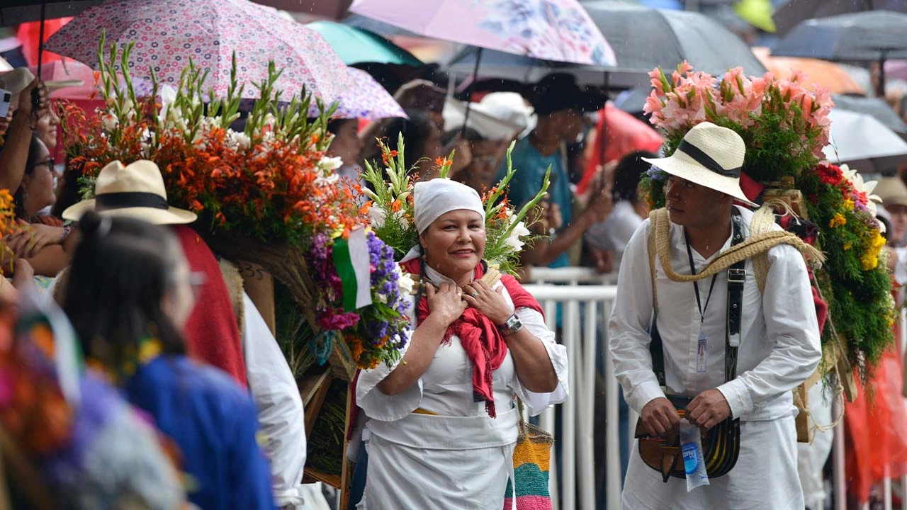 Así es como se puede ganar un pase doble para ver los desfiles de la Feria de las Flores desde las graderías