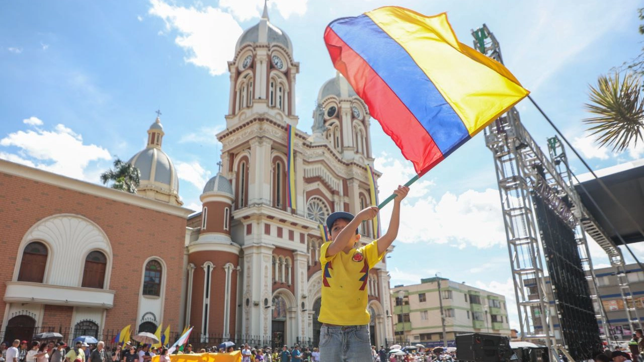 ¡Muy hermoso! Bello le rindió homenaje a Colombia en sus 215 años de independencia