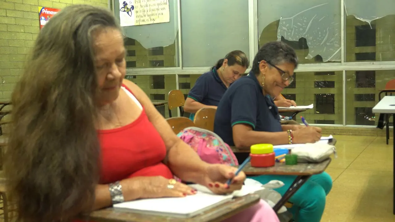 ¡Rompiendo barreras! Miles de adultas mayores cumplen su sueño de estudiar en Medellín