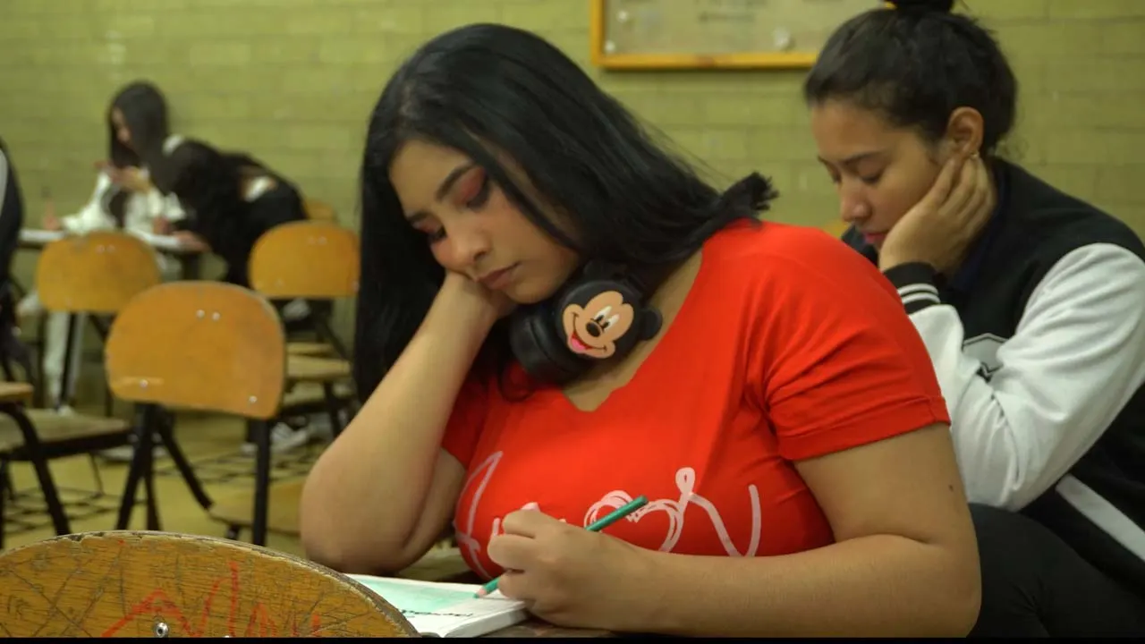 ¡Rompiendo barreras! Miles de adultas mayores cumplen su sueño de estudiar en Medellín