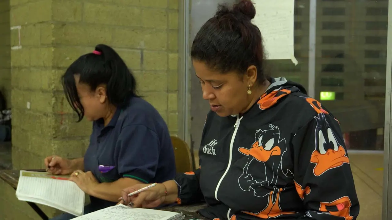 ¡Rompiendo barreras! Miles de adultas mayores cumplen su sueño de estudiar en Medellín