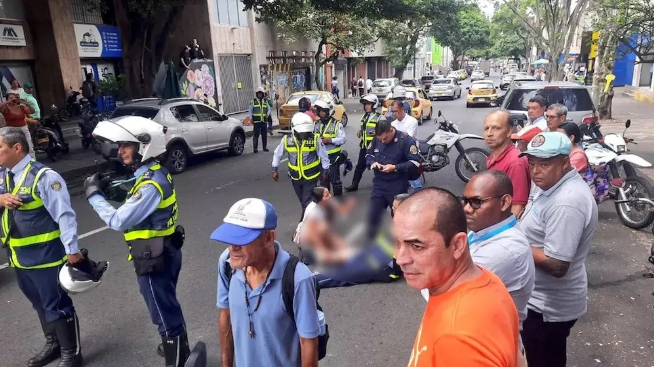 ¡Le pegaron un tiro por evitar un robo! Agente de tránsito resultó herido en Cali