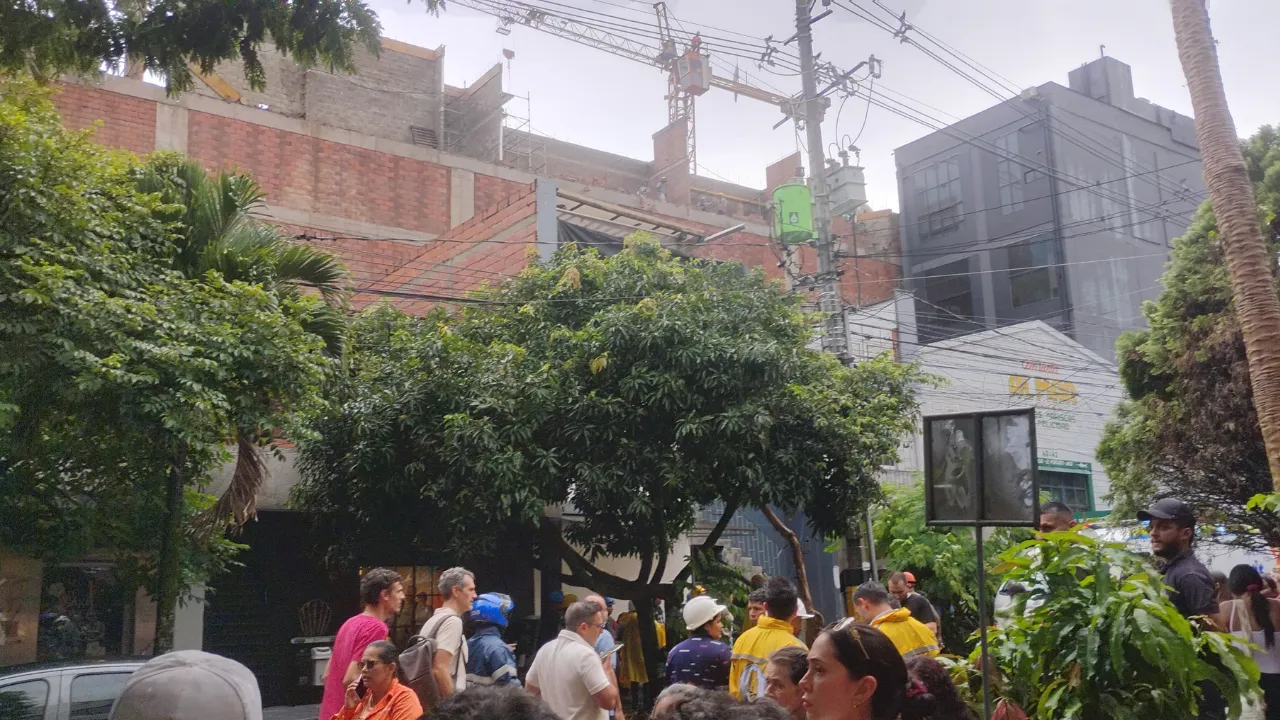 Aguacero tumbó un muro en Manila