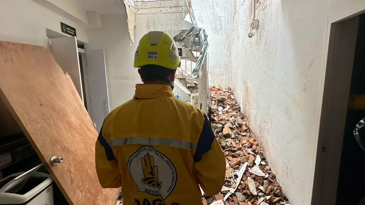 Aguacero tumbó un muro en Manila