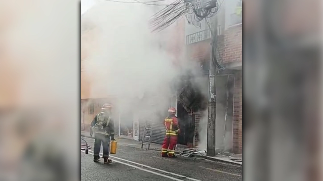 ¡Atención! Bomberos atienden emergencia en un local de Sabaneta que se incendió