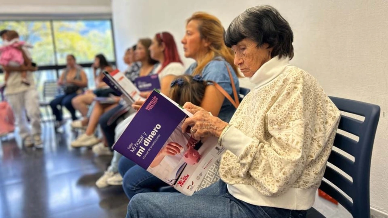 Medellín impulsa la autonomía economía de 100 mujeres con formación empresarial