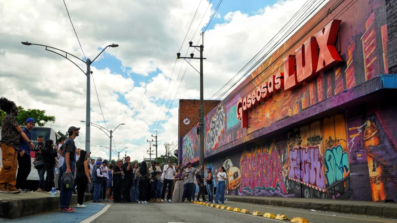Bienal de graffiti arranca en Medellín con mural de 560 metros