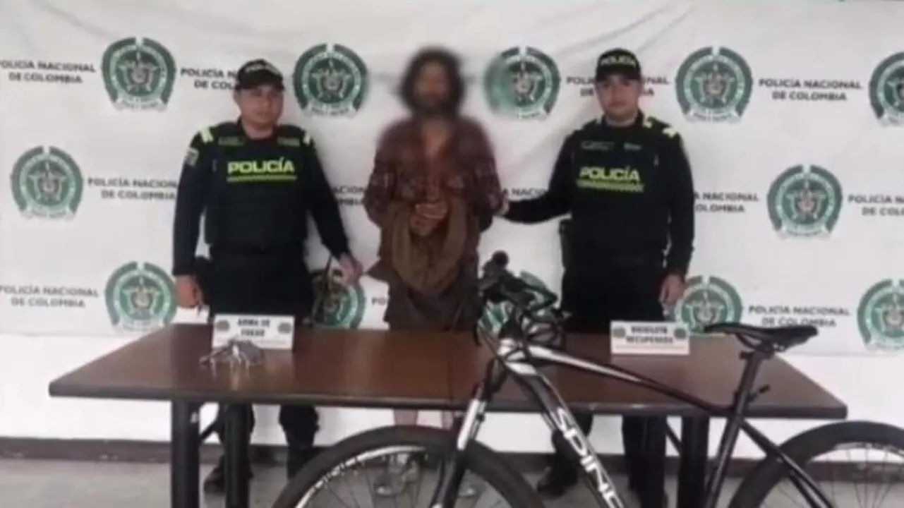 ¡Lo pillaron! Hombre fue detenido con arma oculta en carreta de reciclaje en Bogotá