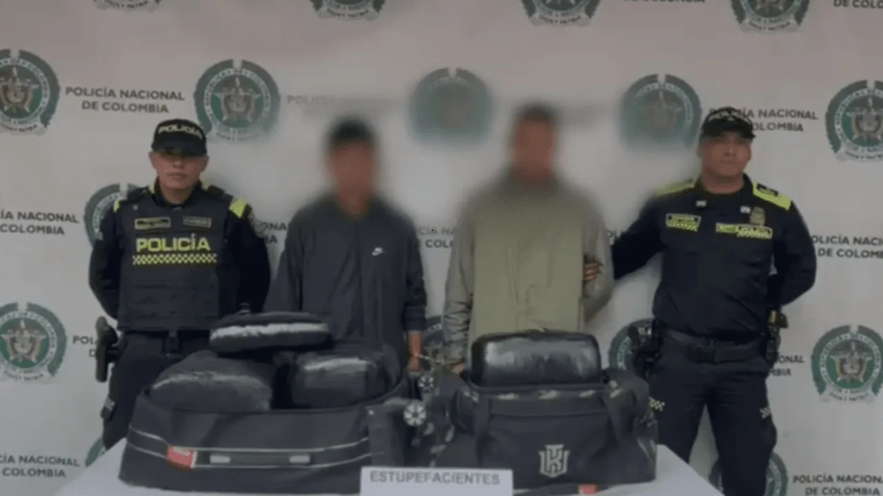 Policía de Bogotá captura a traficantes con 20 kilos de marihuana en un taxi