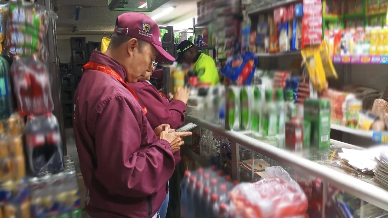 ¡Bogotá contra la ilegalidad! Un detenido por licor adulterado y cierres por cervezas vencidas en megatomas