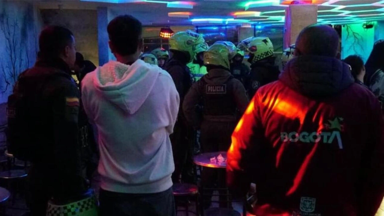 Clausuran dos bares en Bogotá por presencia de menores y licor vencido