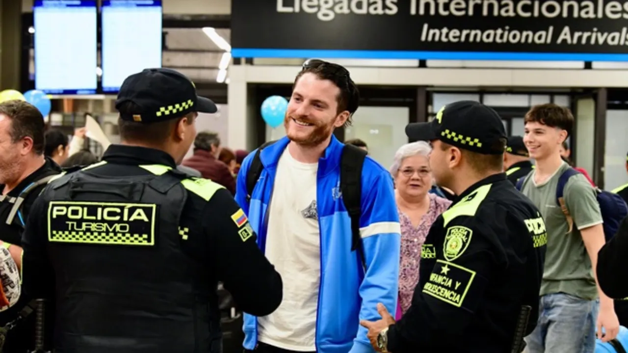 ¡Ya están llegando! Autoridades dan la bienvenida a turistas por la Feria de las Flores en aeropuertos y terminales
