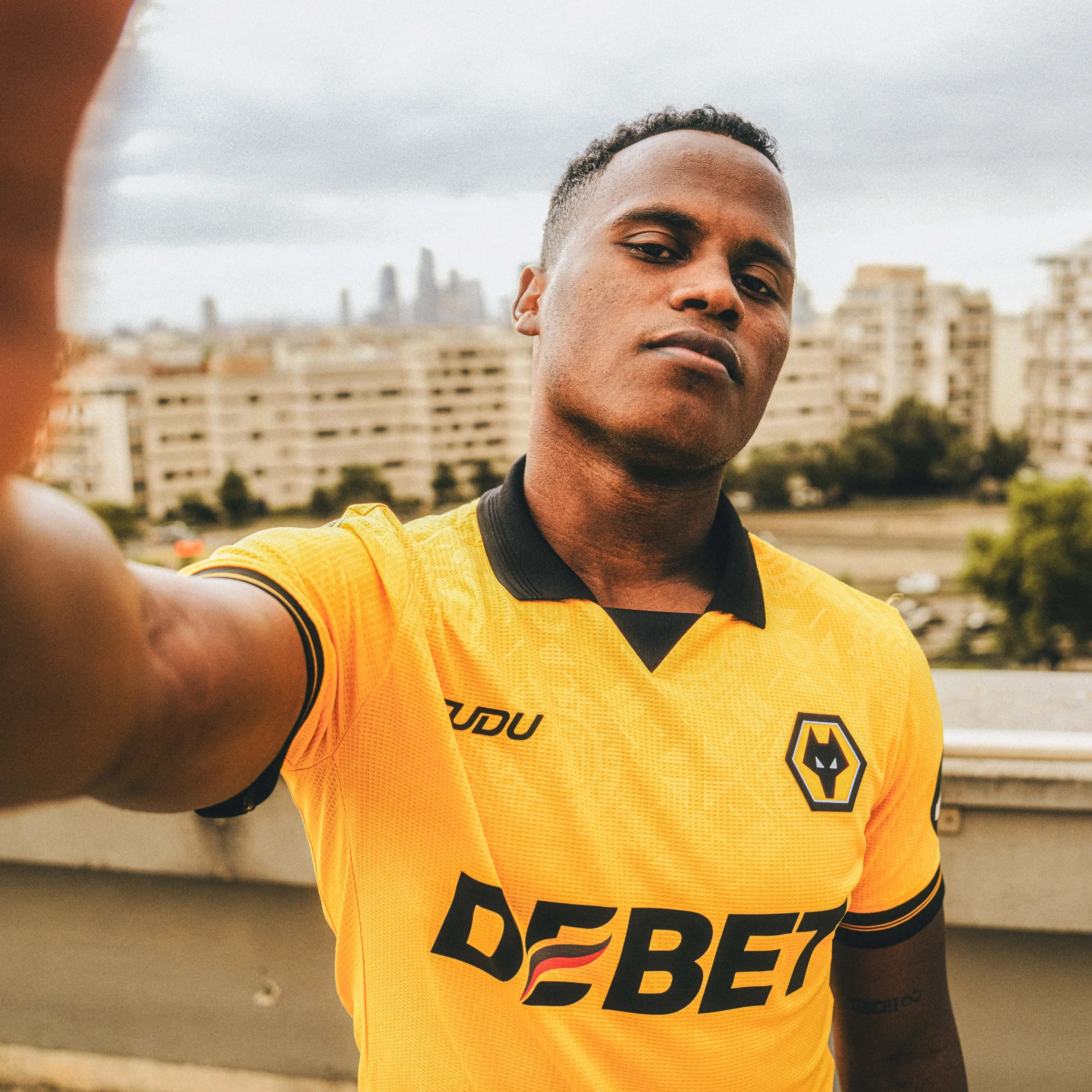 El Wolves le asignó el 10 a Jhon Arias