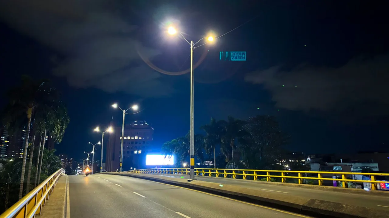 ¡Se hizo la luz! Medellín moderniza la iluminación de los puentes San Juan y San Diego para más seguridad y eficiencia