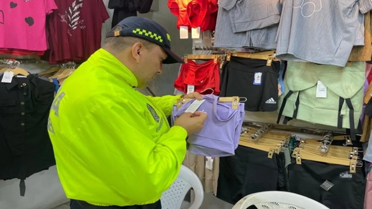 ¡Golpe al contrabando en el centro de Medellín! Más de $1.000 millones en confecciones incautadas