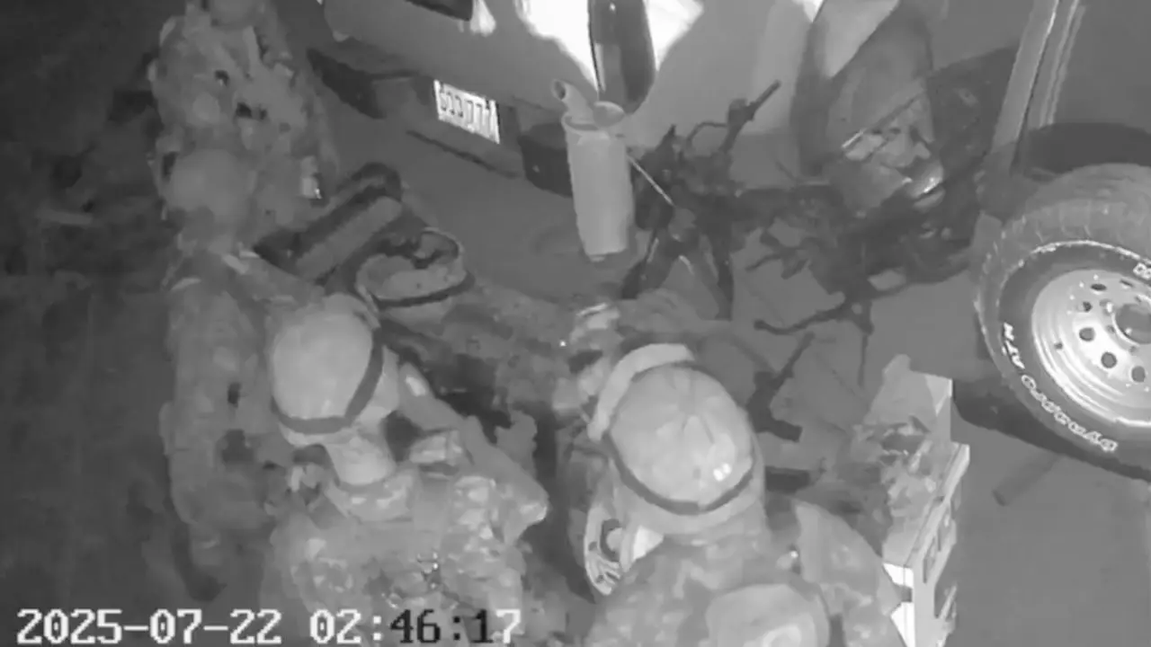 [VIDEO] ¿La incautan pa’ ellos? Graban a soldados aparentemente metiendo cocaína con uniforme y todo