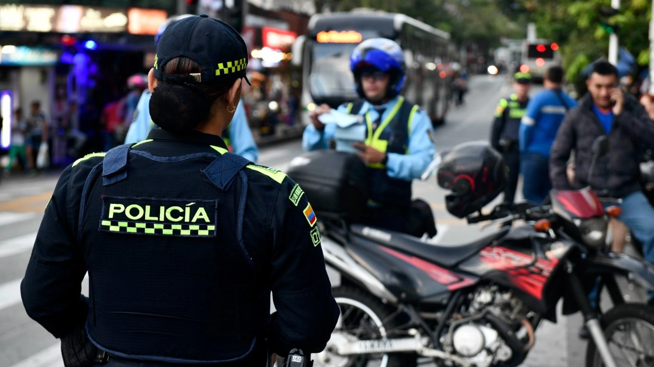 Le tiene baúl a la moto Pilas porque le podrían poner un comparendo costoso por una bobadita