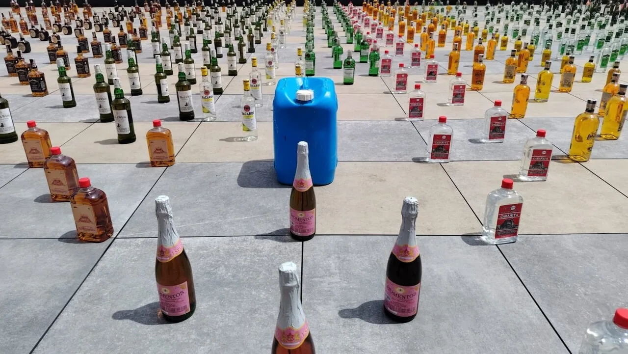 ¡Atención! Incautan más de 1.700 botellas de licor adulterado en peluquerías de Bogotá