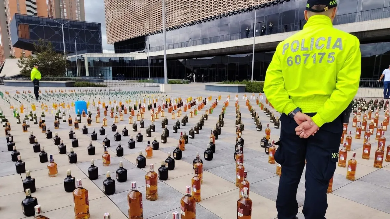¡Atención! Incautan más de 1.700 botellas de licor adulterado en peluquerías de Bogotá 3 Incautan más de 1.700 botellas de licor adulterado en peluquerías de Bogotá