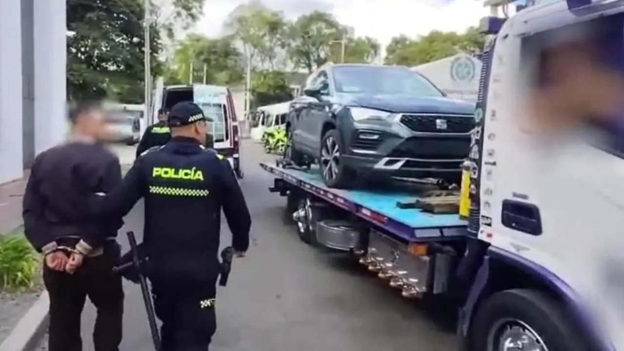 ¡Cayeron con las manos en la masa! Llevaban un carro robado en una grúa y así los descubrieron