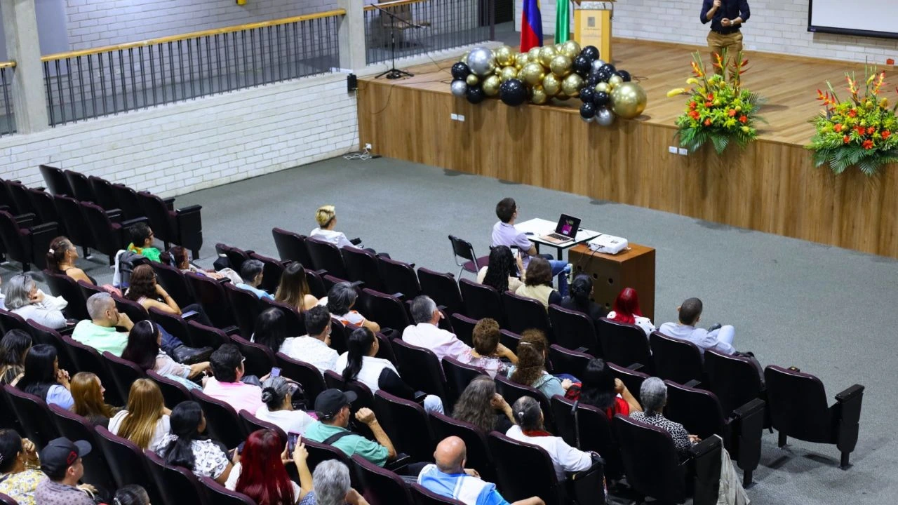 Alcaldía de Medellín apoya a 240 familias que cuidan adultos mayores