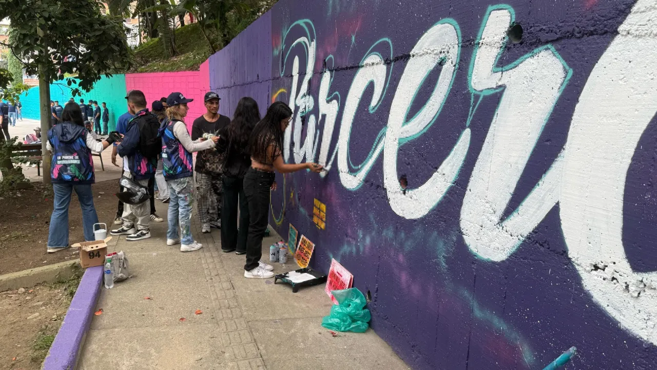 Medellín transforma tres canchas polideportivas con apoyo del sector privado